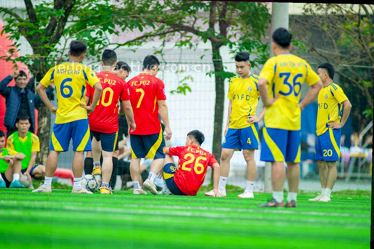 深色界面切片，顶部一条橙色更新提示条，下方模块排布比上一版更紧凑